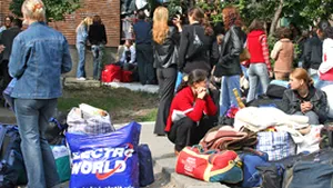 Studenţii stau la coadă să obţină un loc de cazare în Grozăveşti, pe timpul verii
