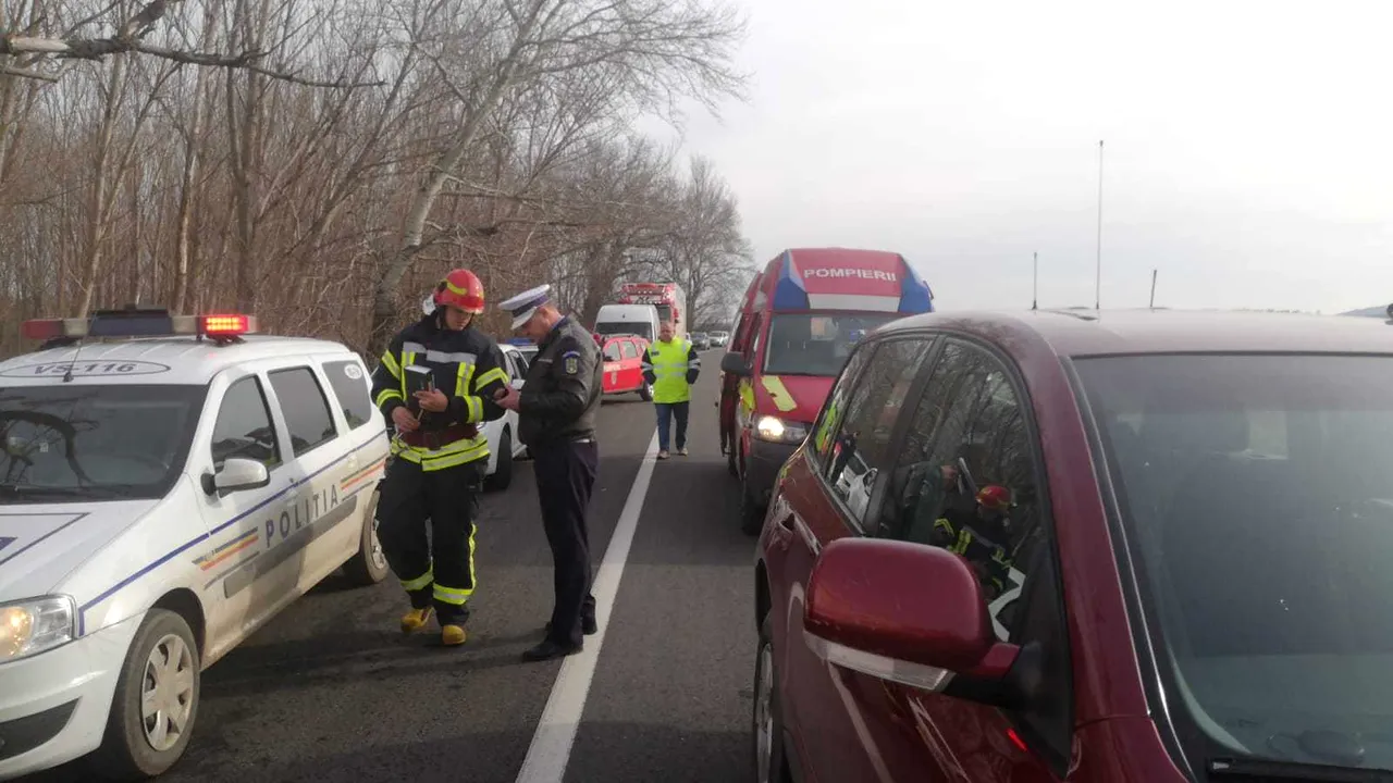 Autorităţile din Vaslui în alertă: Mai multe victime anunţate după un accident. Un elicopter SMURD a fost solicitat - FOTO