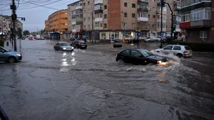 Ploile din ultimele ore au făcut prăpăd. Drum naţional, blocat după prăbuşirea unei stânci pe carosabil
