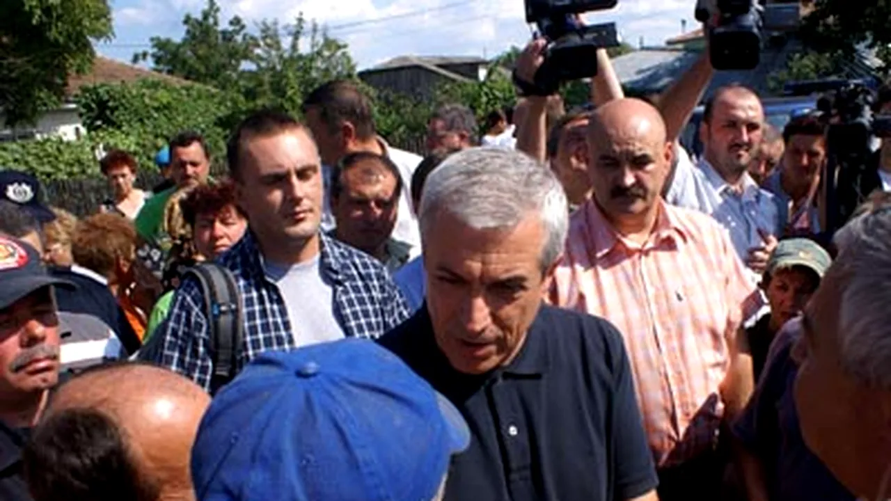 Tăriceanu, nemulţumit că autorităţile locale nu se îngrijesc de nevoile sinistraţilor