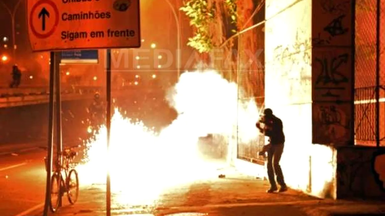 Noi PROTESTE în BRAZILIA: Confruntări între forţe de ordine şi manifestanţi la Sao Paulo