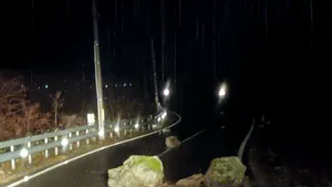 Cad pietre și blocuri de stâncă pe DN 57 Clisura Dunării și în Defileul Jiului