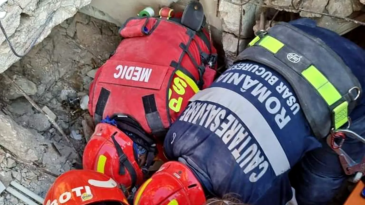 Salvatorii români care au fost în Turcia, decoraţi la Palatul Cotroceni
