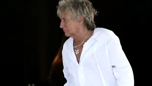 Muzicianul Rod Stewart a fost pus sub acuzare pentru vătămare corporală. Incidentul s-a petrecut în noaptea de Revelion