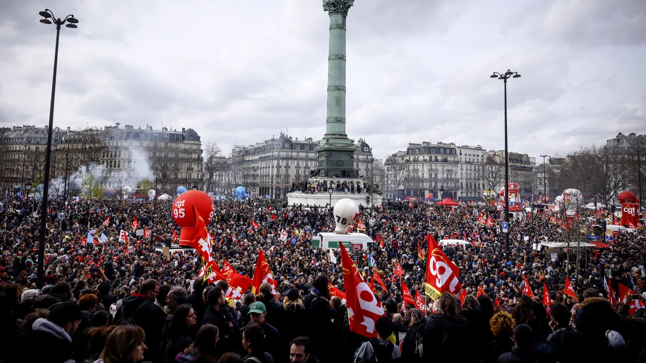 Peste un milion de participanţi la protestele din Franţa / Marine Le Pen: Este 