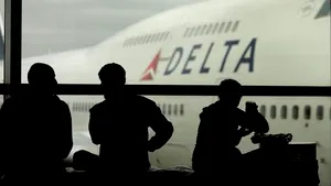 Zeci de mii de pasageri ai companiei aeriene Delta, blocaţi în aeroporturi din întreaga lume. Zborurile, reluate gradual - FOTO