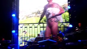 Robbie Williams, gol puşcă într-o înregistrare video cu dedicaţie pentru Gary Barlow - VIDEO