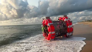 Garda de Coastă i-a tăiat avântul unui sportiv nechibzuit, care pornise pe ruta maritimă Florida-New York într-o „roată de hamster” 