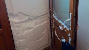 Stratul de zăpadă depăşeşte 2 metri şi jumătate pe Transfăgărăşan; traseele montane, închise. În Parâng, alertă din cauza pericolului producerii de avalanşe - FOTO