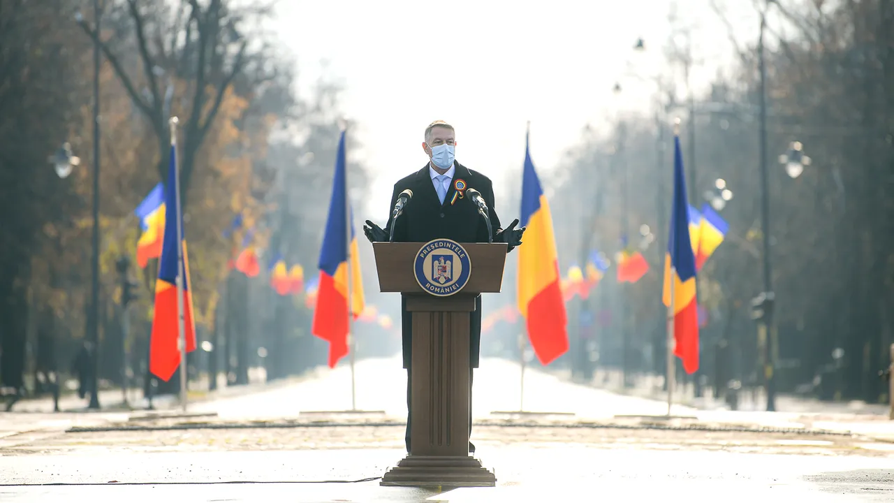 Iohannis, mesaj către medicii pe care i-a decorat: „Scrieţi o istorie discretă, dar de netăgăduit, a onoarei”