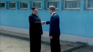 VIDEO | Kim Jong-un, primul lider al Coreei de Nord care traversează linia de demarcaţie dintre cele două Corei: O nouă istorie începe acum / Seulul: Au purtat discuţii 