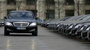 Limuzinele Mercedes neblindate folosite la summit-ul NATO vor fi vândute în România