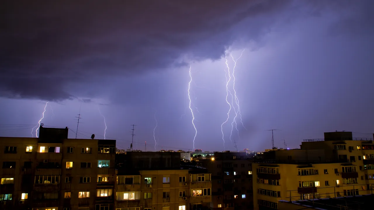 Cod portocaliu de averse torenţiale şi vijelii în vestul ţării