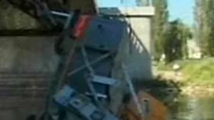 O macara s-a răsturnat în râu, un muncitor fiind rănit