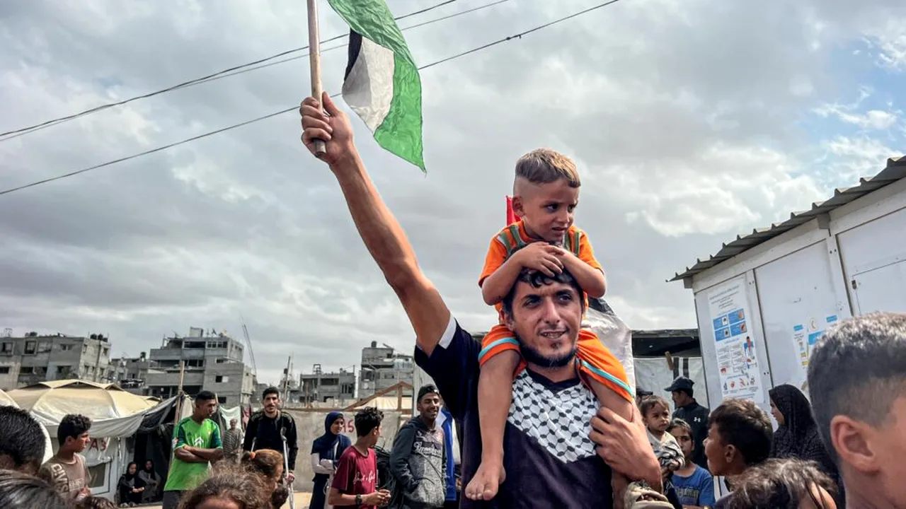 Trupele israeliene încep retragerea din Gaza, iar familiile se întorc spre nord