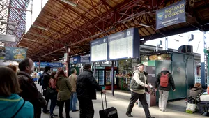 Ce au găsit inspectorii ANPC în gările din România: scări măcinate, toalete insalubre şi pereţi cu mucegai / Amenzi totale de peste 1,2 milioane de lei