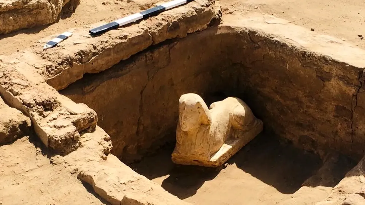 Statuia unui mic sfinx zâmbitor a fost descoperită în Egipt