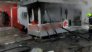 Explozie și incendiu într-o plăcintărie din Gherla. Unitatea a fost distrusă, pagube sunt și la blocurile din vecinătate