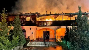 30 de turişti evacuaţi dintr-o pensiune din judeţul Sibiu care a ars în totalitate