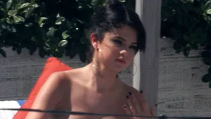 Selena Gomez, surprinsă de fotografi la plajă - GALERIE FOTO