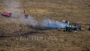 Sibiu: Epava elicopterului prăbuşit a fost ridicată şi dusă la Câmpia Turzii - FOTO