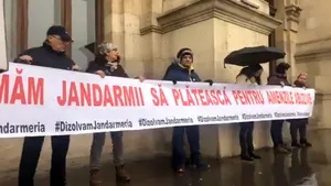Protest în faţa Curţii de Apel Bucureşti. Manifestanţii cer daune morale jandarmilor pentru amenzile aplicate