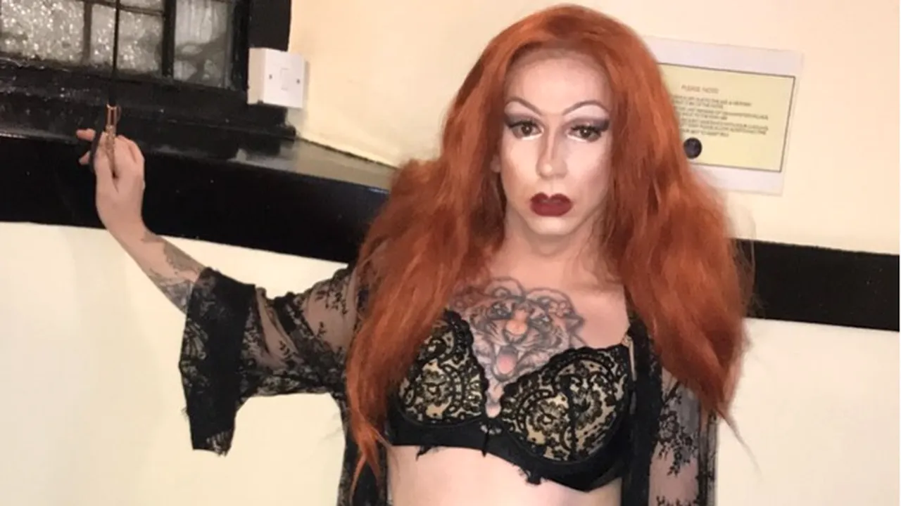 Părinţi scandalizaţi de invitatul adus de şcoală pentru a le vorbi copiilor: Un travestit cunoscut în mediul online pentru activităţile dedicate adulţilor 