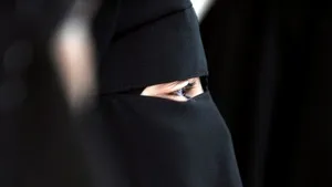 Un cleric saudit recomandă femeilor musulmane să respecte interdicţiile privind vălul integral