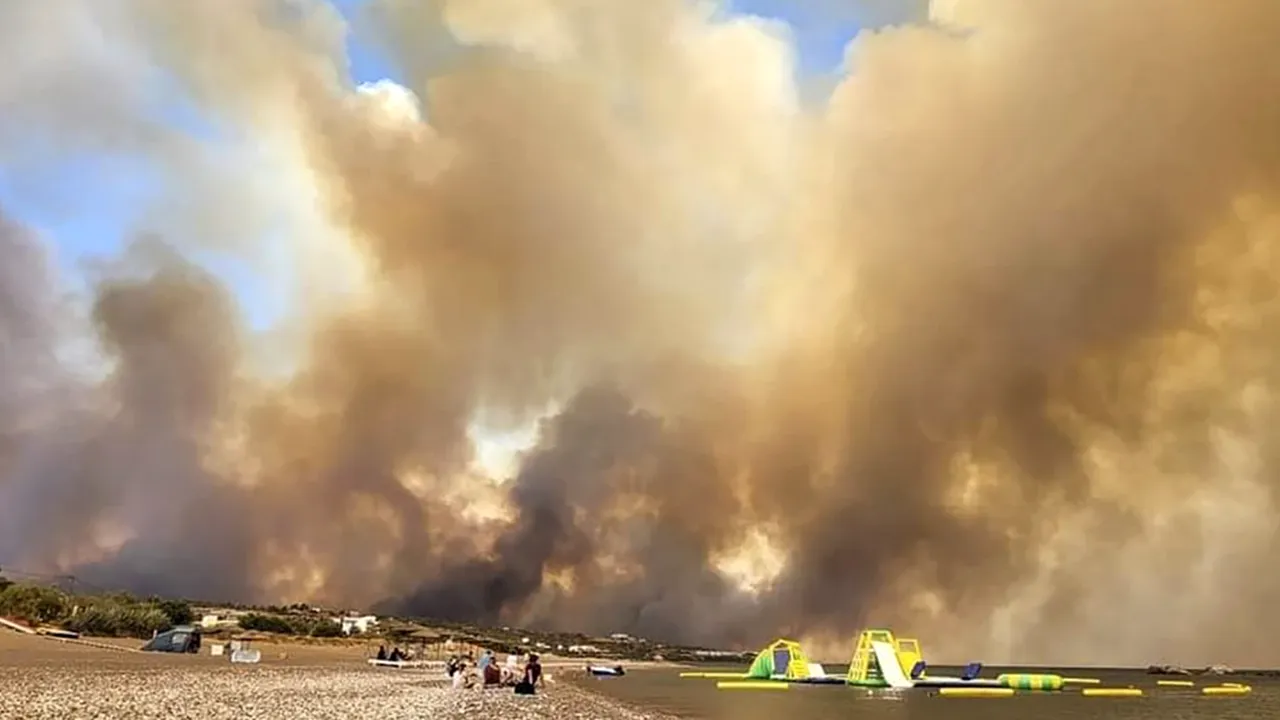 Mii de turişti evacuaţi de pe  insula grecească Rodos. Incendiile afectează zone mari din insulă / Turist: 