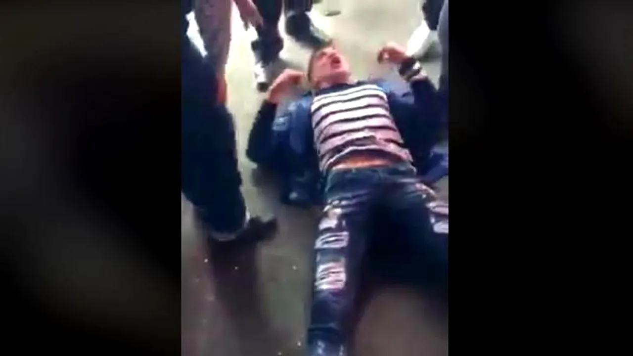ATAC în stil terorist la Brăila. Un tânăr a înjunghiat un bărbat, a intrat cu maşina în pietoni şi s-a oprit în intrarea de la mall: Zece răniţi | VIDEO cu atacatorul imobilizat de oameni