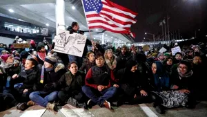 Primele efecte ale închiderii graniţelor pentru imigranţi: cetăţeni arabi cu vize au fost împiedicaţi să intre în SUA, Google şi-a rechemat angajaţii imigranţi, Iran blochează accesul americanilor pe teritoriul său