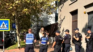 VIDEO Simpatizanții lui Călin Georgescu protestează la sediul DIICOT. Stegarul dac, printre ei