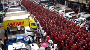 Poliţia atacă studenţii şi călugării budişti care protestează la Rangoon (VIDEO)