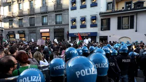 Excremente de animale în fața primăriei din Torino, licee blocate și metrou închis la Napoli. Grevă generală în Italia
