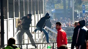 PROTESTE violente în Bosnia-Herţegovina: Protestatari violenţi au incendiat sediul Preşedinţiei