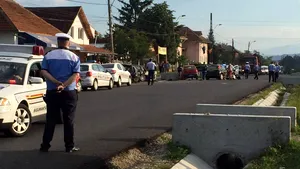 Argeş: Două persoane rănite, după ce un şofer a adormit la volan şi a lovit trei maşini parcate. Traficul între Câmpulung şi Piteşti se desfăşoară cu dificultate - FOTO