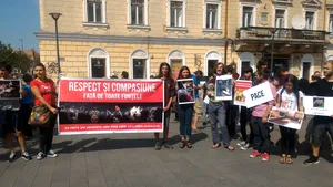 FOTO | Aripile sunt pentru zburat, nu pentru mâncat”, mesaj al veganilor la un marş în Cluj