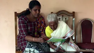 O femeie a învăţat să scrie şi să citească la 104 ani. Povestea bătrânei