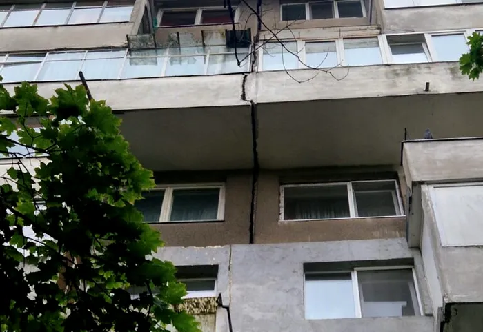 UPDATE Crăpătură între două scări ale unui bloc cu risc seismic din Sectorul 6. Locatarii, evacuați preventiv. Nu e clar dacă incidentul s-a produs în urma seismului din această săptămână / Anunțul lui Raed Arafat