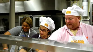 Unul dintre cei mai bogaţi bucătari din lume se retrage de la conducerea companiei sale după ce a fost acuzat de hărţuire sexuală. Decizia reţelei TV ABC