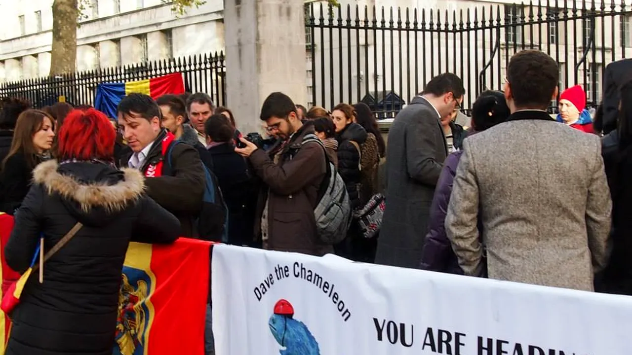 Aproximativ 300 de români şi bulgari au manifestat la reşedinţa lui Cameron împotriva discriminării - FOTO