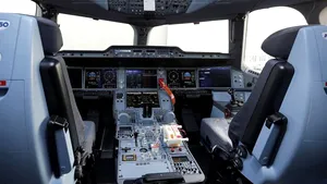 Numeroase companii aeriene modifică procedurile, impunând prezenţa a două persoane în carlingă