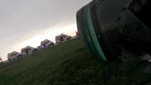 Autocar cu 39 de pasageri la bord, răsturnat pe raza localităţii Drajna, în zona unde a fost filmată tornada: 12 persoane au primit îngrijiri medicale. Patru, transportate la spital | FOTO, VIDEO 