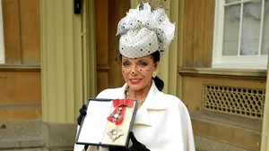 Actriţa Joan Collins, decorată de prinţul Charles cu titlul de Dame a Ordinului Imperiului Britanic - FOTO