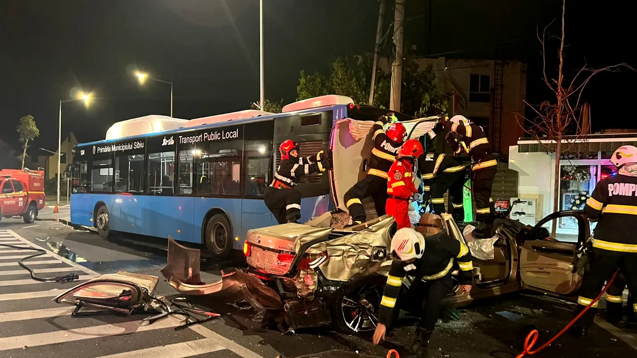 Accident grav lângă un cimitir din Sibiu. Sunt implicate două autobuze şi un autoturism
