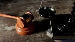 Judecător ucrainean și un oficial din administrația locală, acuzați de luare de mită. Anchetă și în industria de apărare