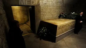 Jaroslaw Kaczynski se îndoieşte că trupul înhumat la Cracovia este al fratelui său