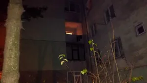 Explozie într-un apartament din Piteşti. O persoană a ajuns la spital cu arsuri pe faţă şi mâini - FOTO