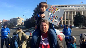 GALERIE FOTO Mii de părinţi şi copii, protest în faţa Guvernului: „Ei au venit cu huliganii, noi venim cu copiii“ 