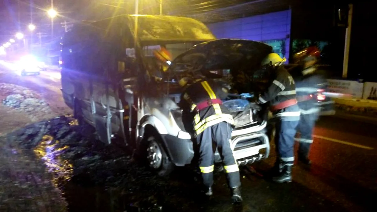 Un microbuz cu călători a luat foc în mers în Câmpulung Moldovenesc